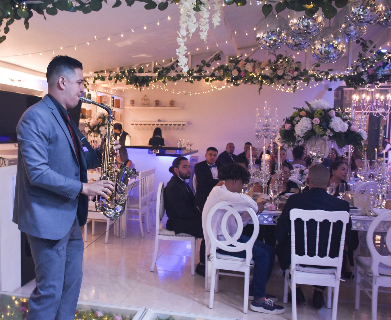 Julián Vélez con saxofón en salón de bodas