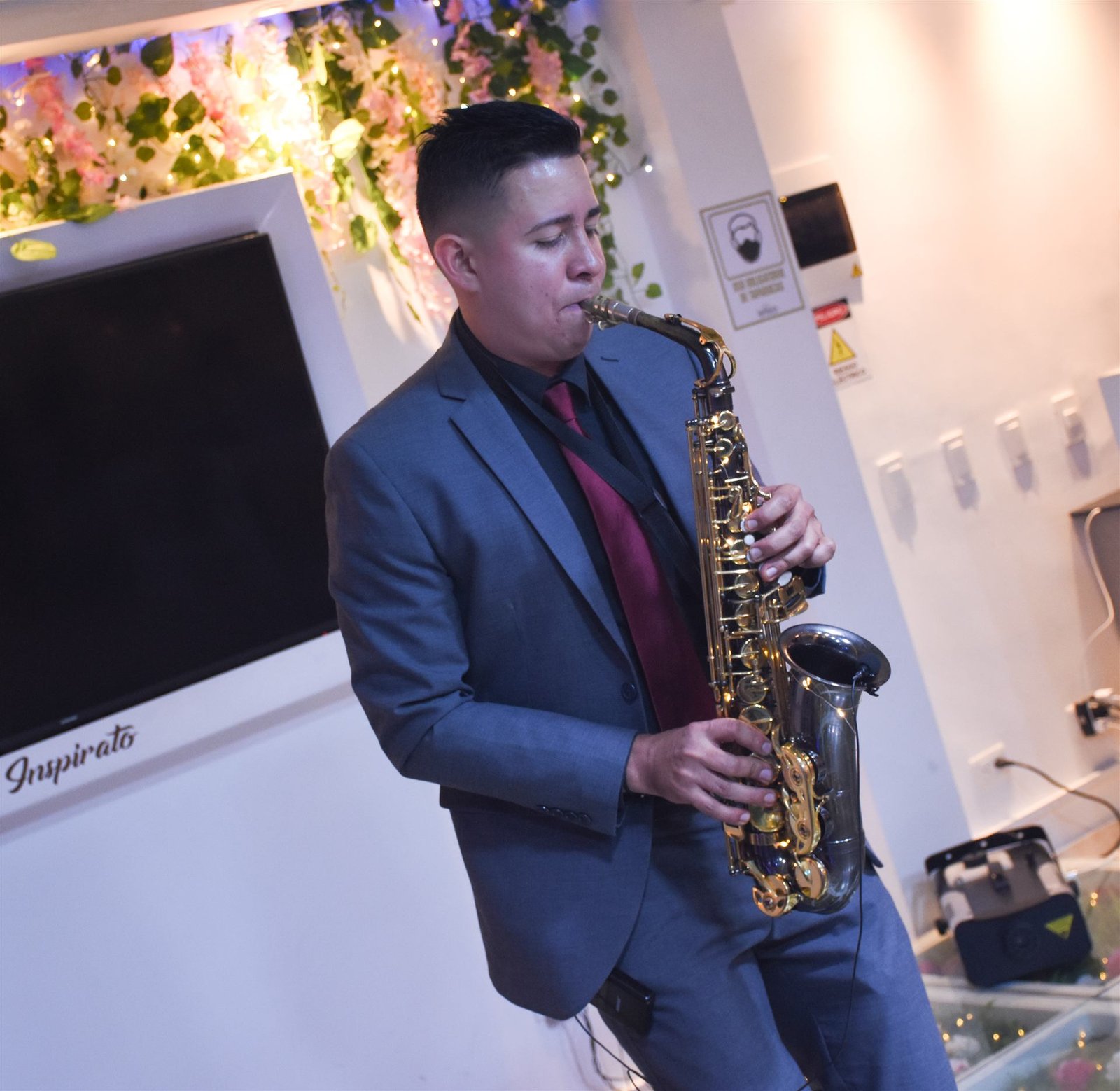 Julián tocando saxofón