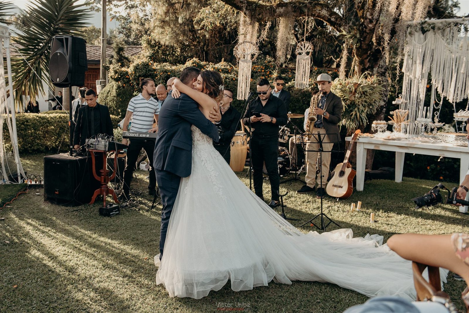 Primer abrazo de esposos