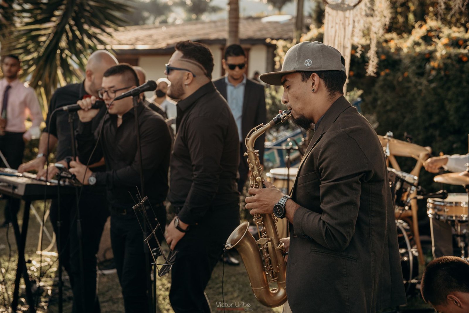 Banda en vivo — saxofón y cantantes