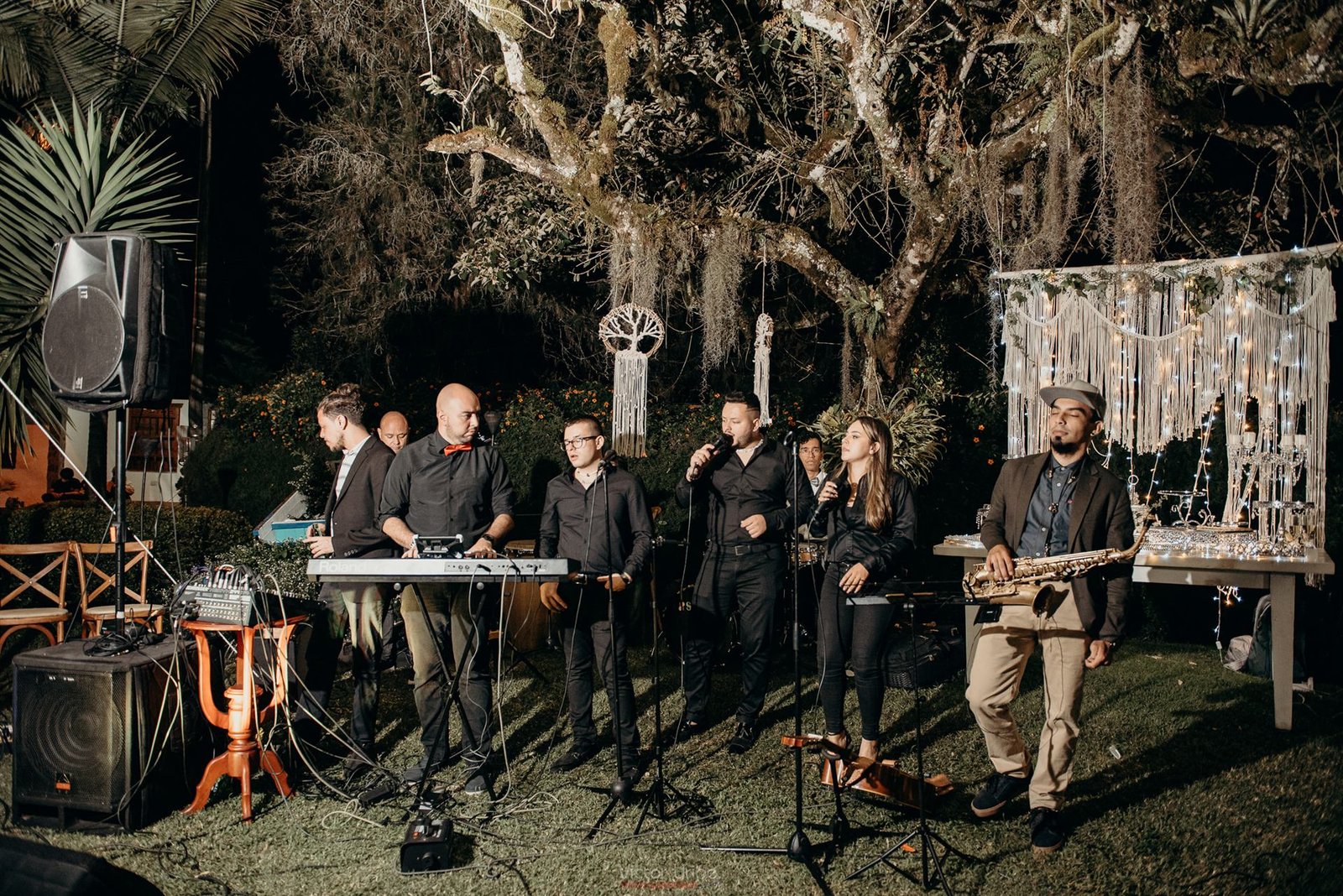 Banda completa de noche